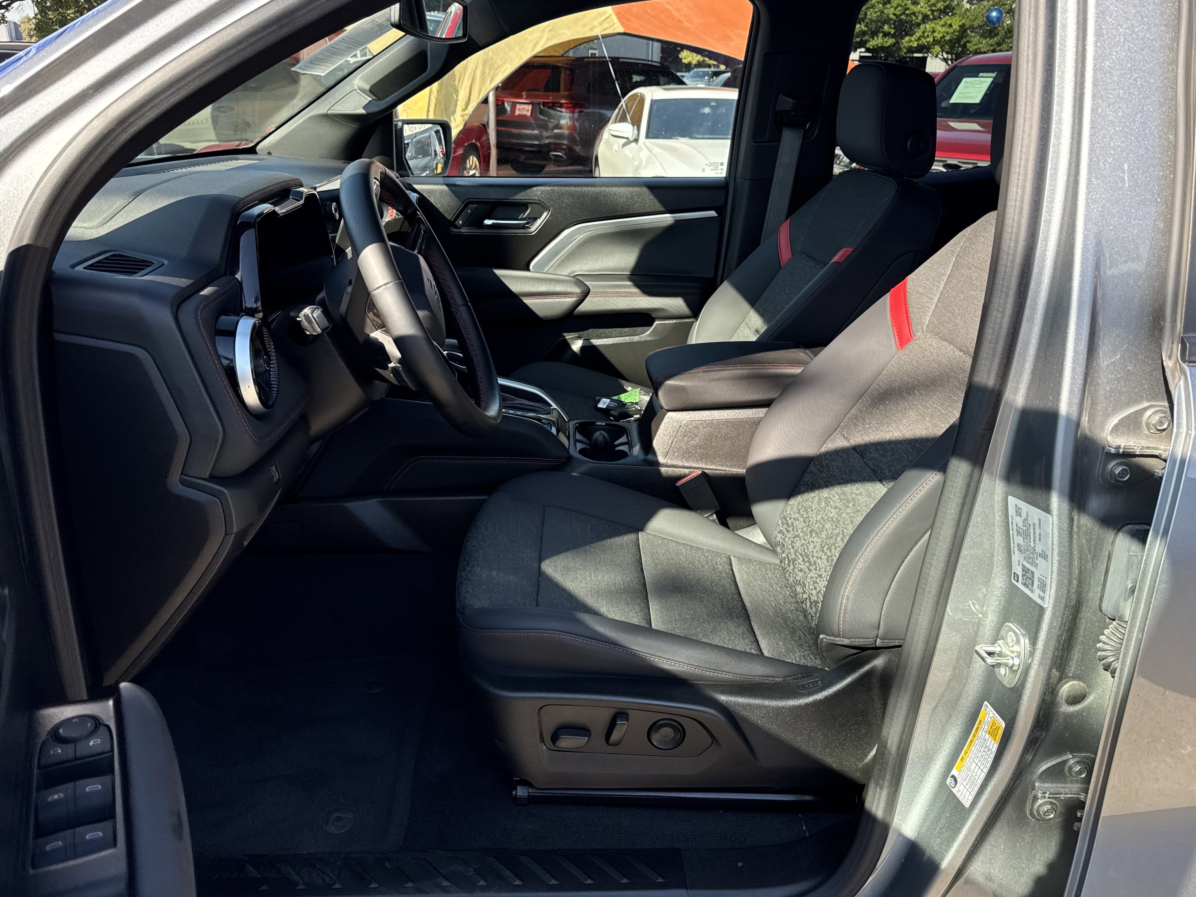 Used 2024 Chevrolet Colorado Z71 w/ Z71 Convenience Package 2 image 16