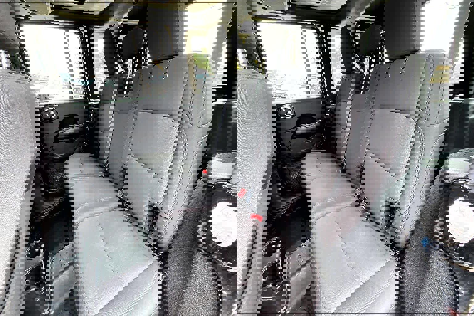 Used 2018 Jeep Wrangler Unlimited Sahara w/ Dual Top Group image 20