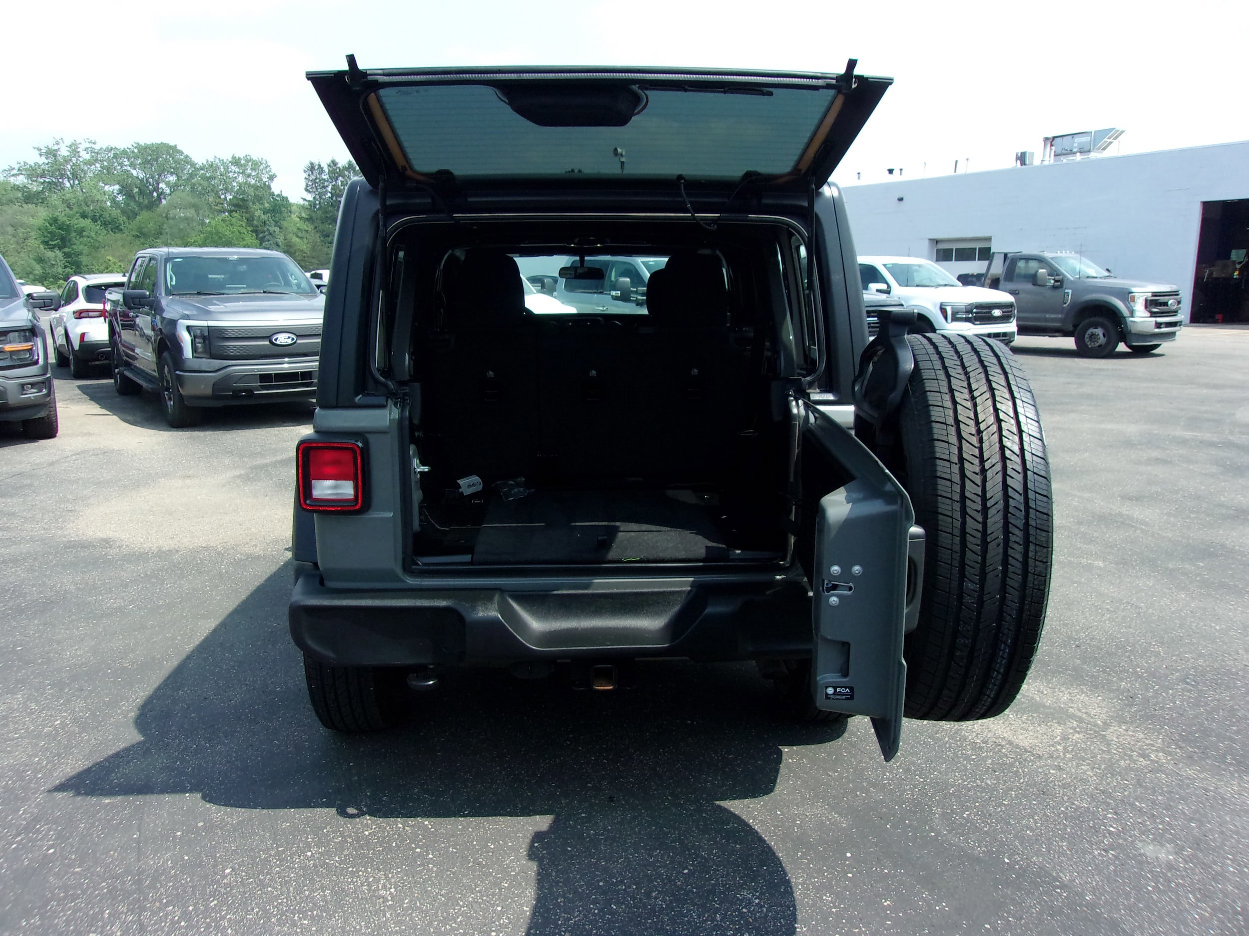 Used 2022 Jeep Wrangler Unlimited Sport AWD/4WD image 9