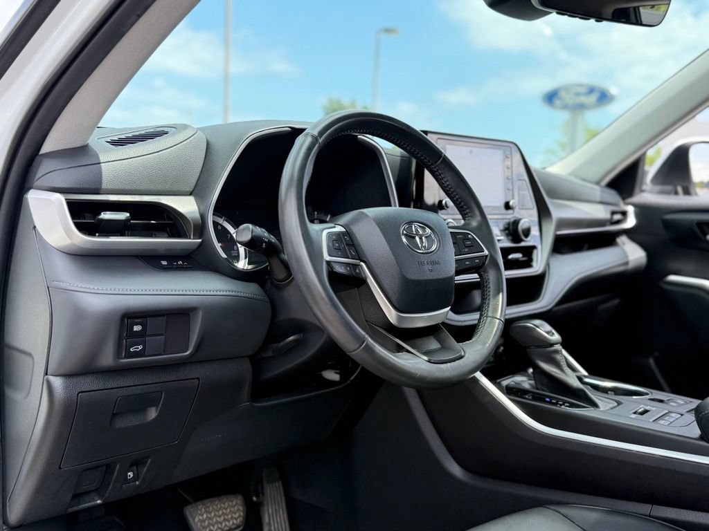 Used 2022 Toyota Highlander XLE AWD/4WD image 12