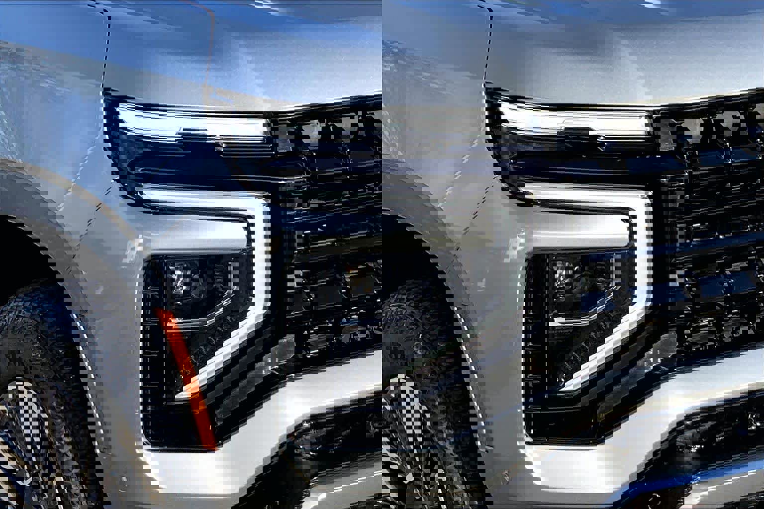 Used 2025 Chevrolet Suburban Z71 w/ Comfort Package image 24