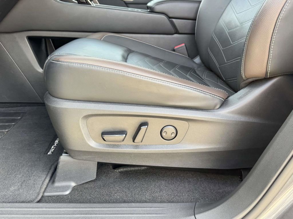 Used 2023 Nissan Pathfinder Platinum image 25