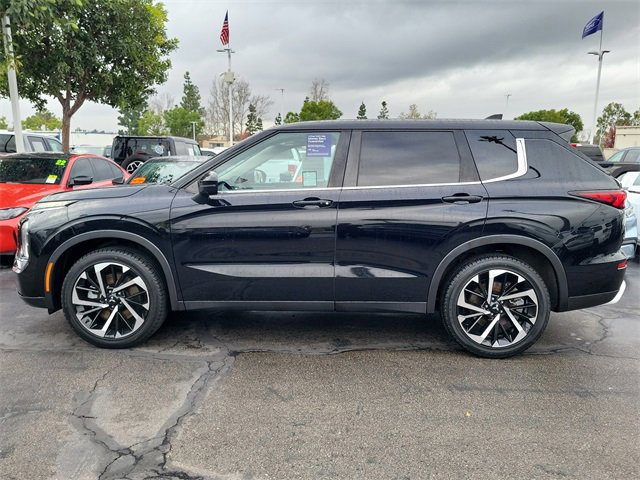 Used 2022 Mitsubishi Outlander SE image 2