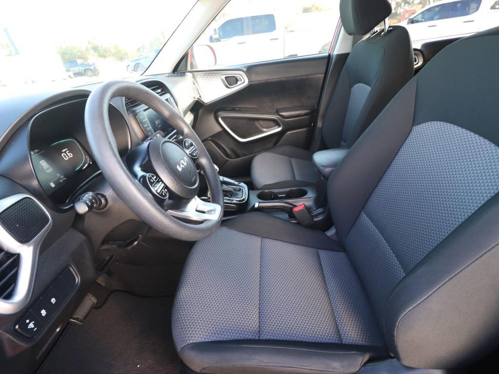 Used 2025 Kia Soul LX w/ LX Technology Package image 8