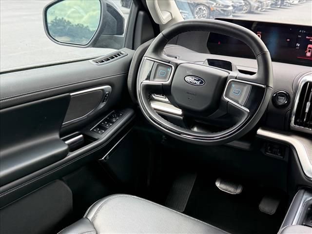 Certified 2025 Ford Expedition Platinum AWD/4WD image 11