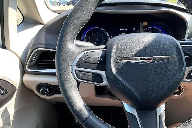 Used 2023 Chrysler Pacifica Touring-L FWD image 17