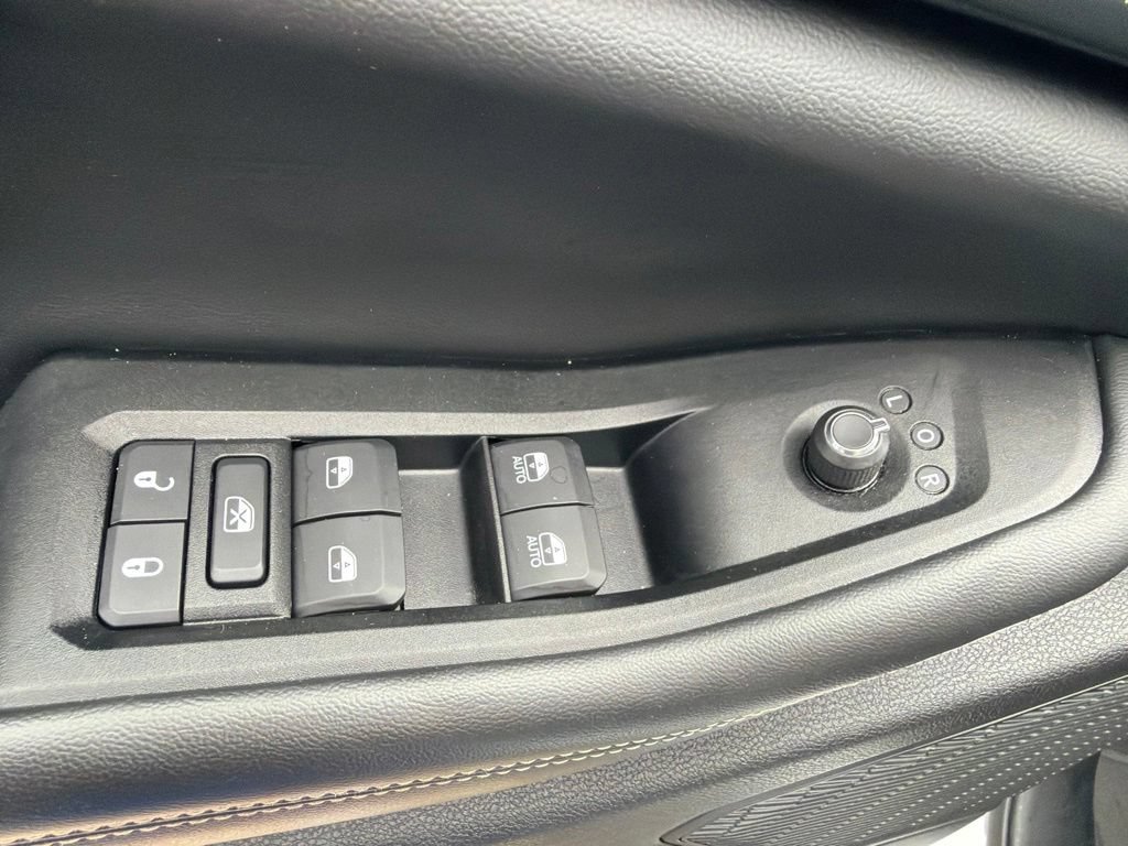 Used 2023 Jeep Grand Cherokee L Laredo RWD image 25