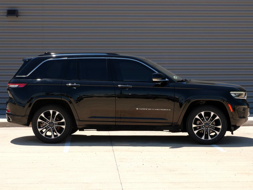 Used 2023 Jeep Grand Cherokee Overland w/ Luxury Tech Group IV AWD/4WD image 2