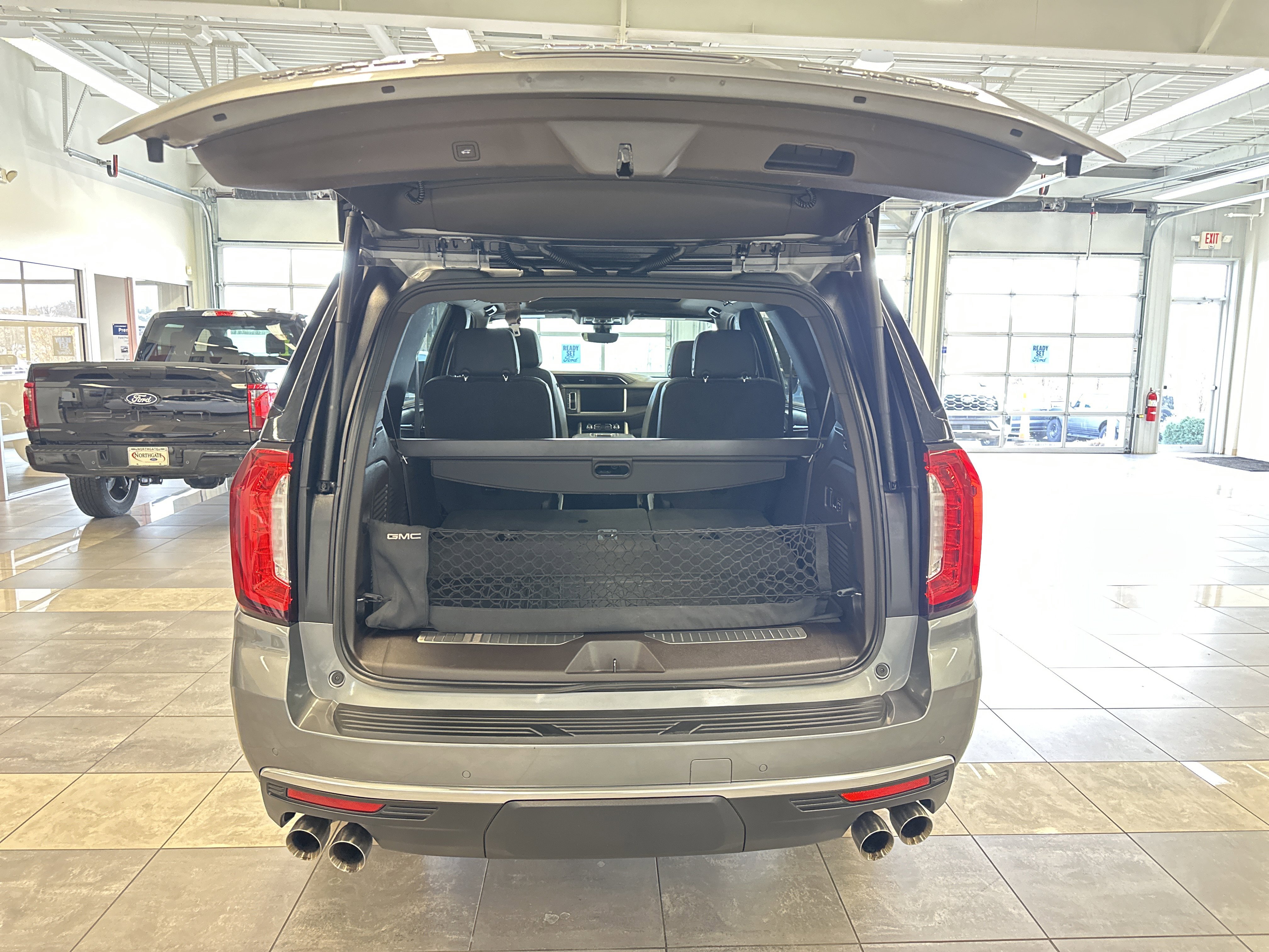 Used 2021 GMC Yukon Denali w/ Denali Premium Package image 32