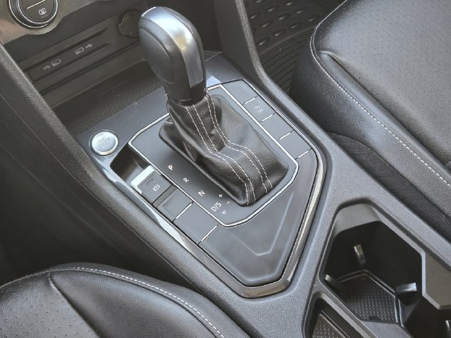 Used 2021 Volkswagen Tiguan SE w/ Panoramic Sunroof Package FWD image 19