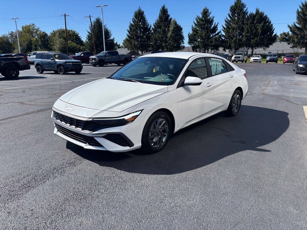 Used 2024 Hyundai Elantra SEL FWD image 2