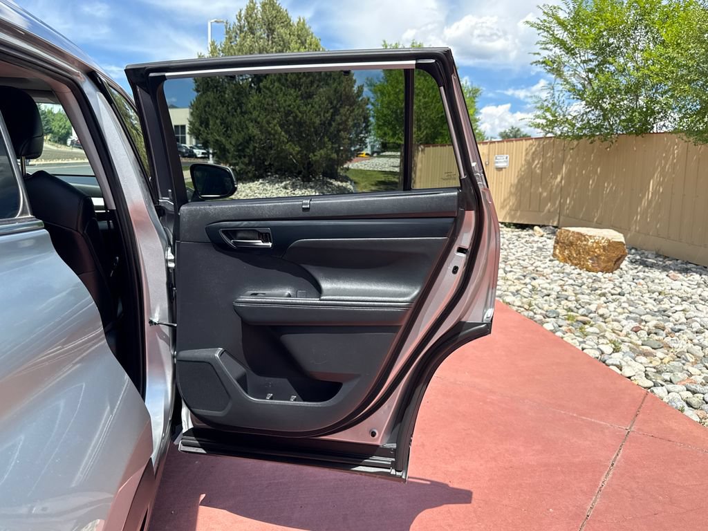 Used 2021 Toyota Highlander XLE AWD/4WD image 25