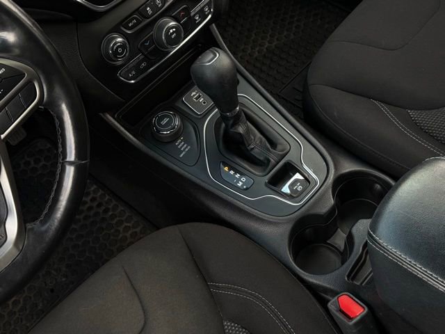 Used 2020 Jeep Cherokee Latitude w/ Cold Weather Group AWD/4WD image 23