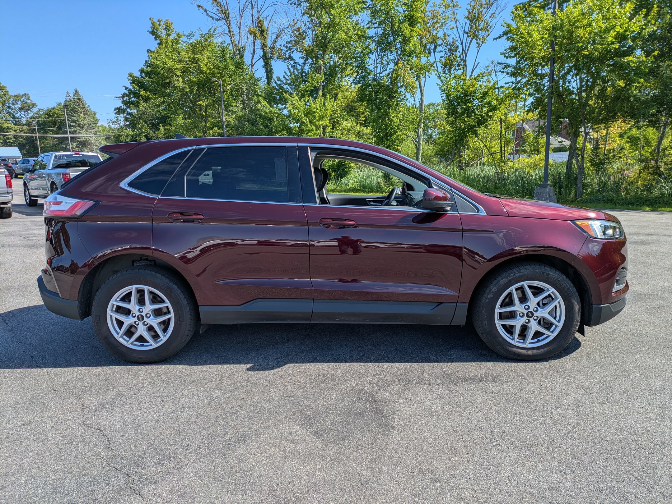 Certified 2024 Ford Edge SEL w/ Convenience Package AWD/4WD image 2