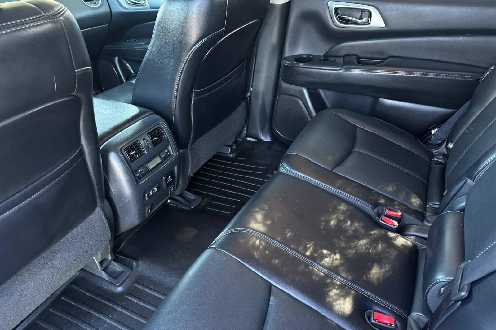 Used 2020 Nissan Pathfinder SL FWD image 14