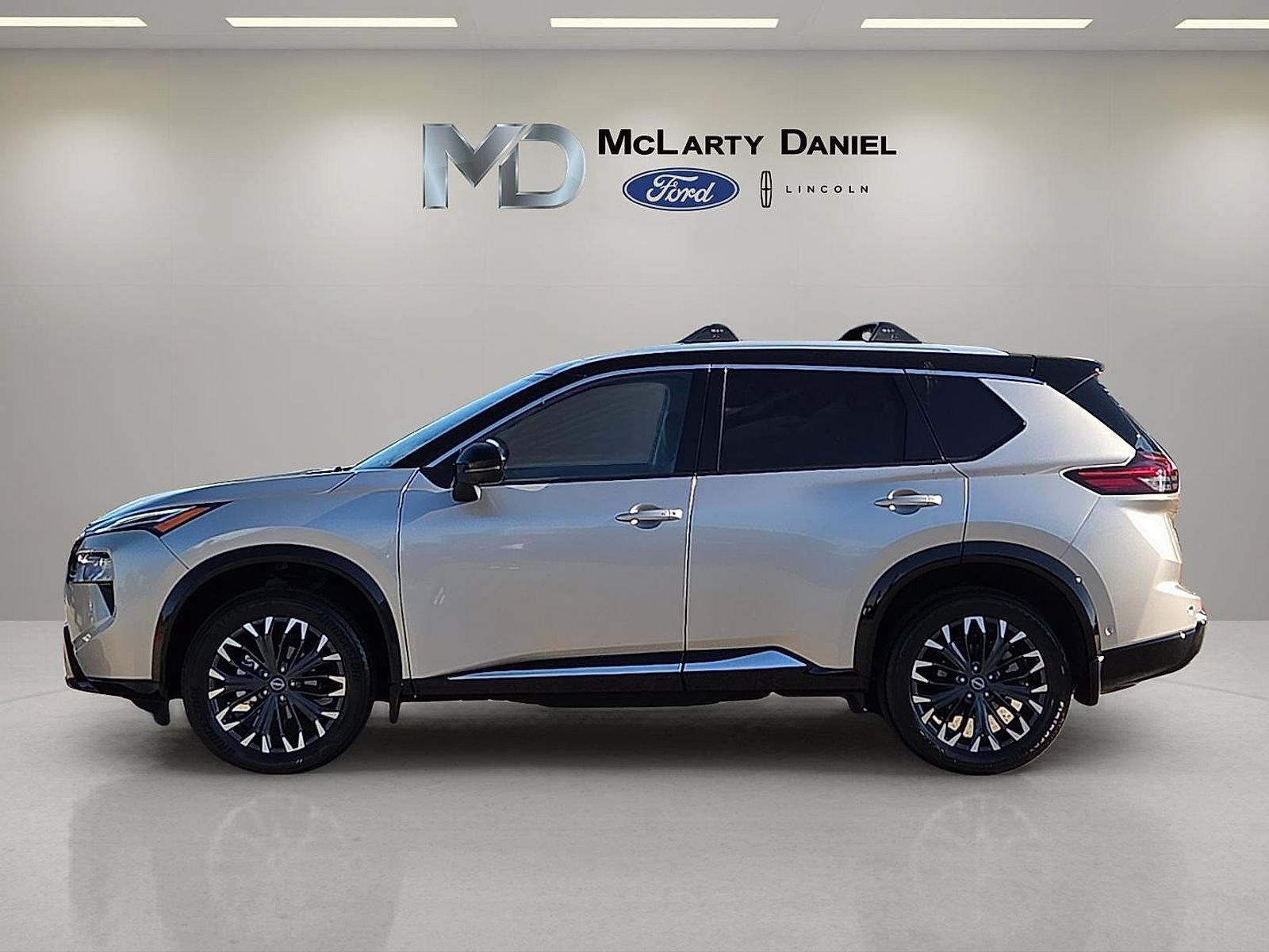 Used 2025 Nissan Rogue Platinum w/ Platinum Premium Package AWD/4WD image 3