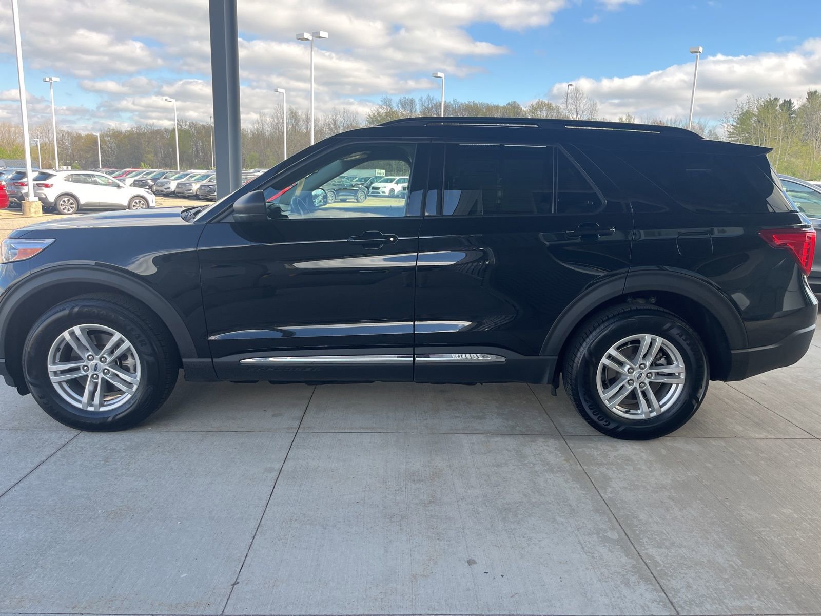 Certified 2023 Ford Explorer XLT AWD/4WD image 3