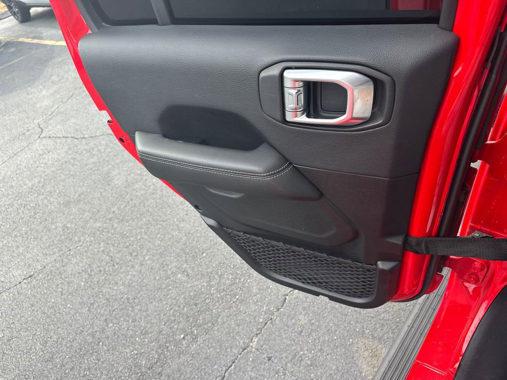 Used 2018 Jeep Wrangler Unlimited Sahara AWD/4WD image 22