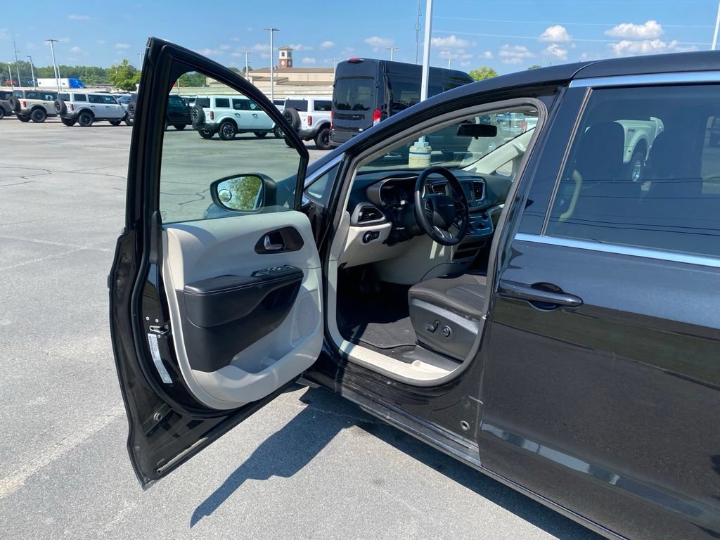 Used 2020 Chrysler Voyager LX FWD image 10