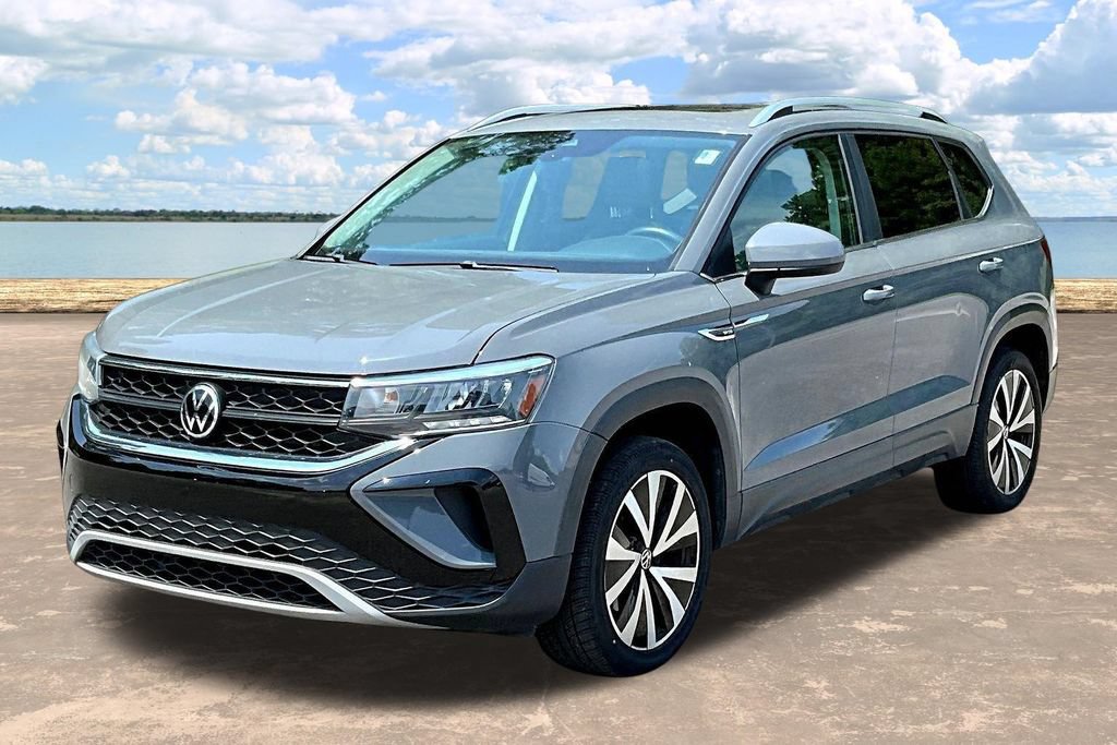 Used 2022 Volkswagen Taos SE w/ Panoramic Sunroof Package FWD image 4