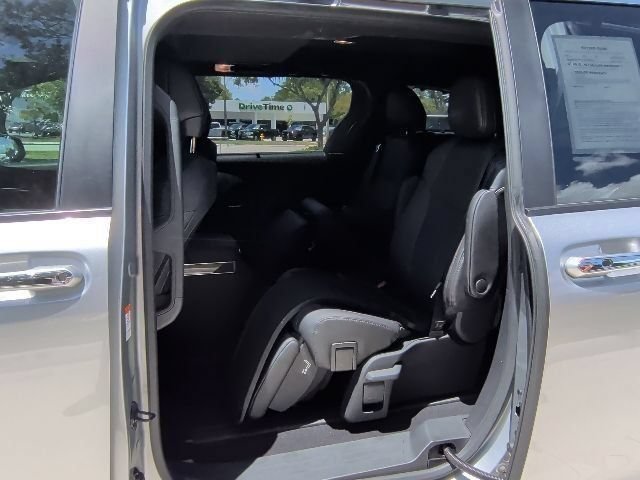 Used 2025 Toyota Sienna Platinum FWD image 16