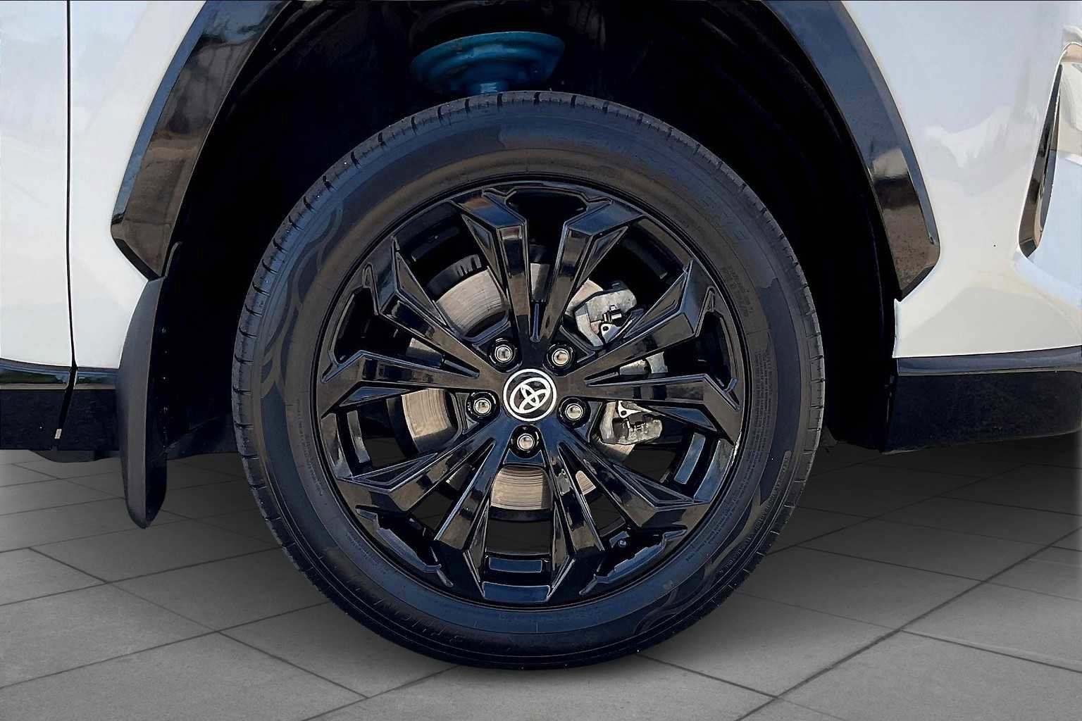 Used 2024 Toyota RAV4 SE image 12