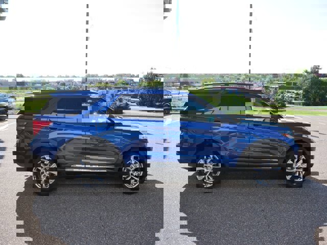 Certified 2022 Ford Explorer XLT w/ Equipment Group 202A image 4