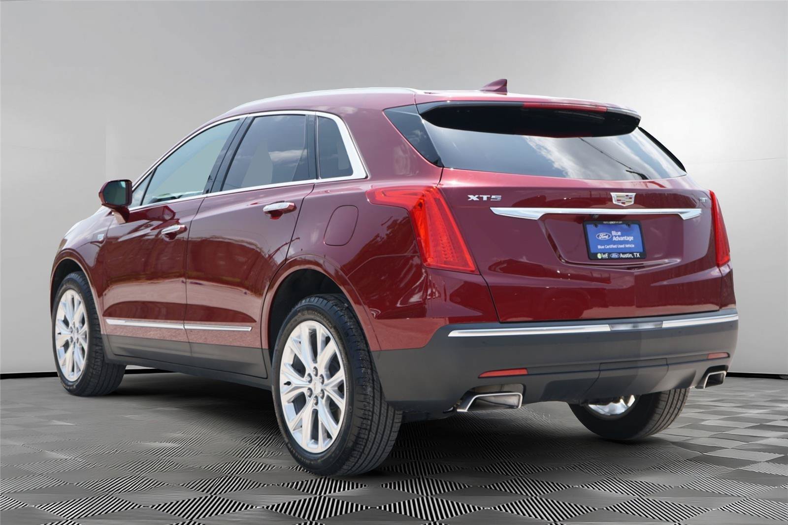 Used 2017 Cadillac XT5 Luxury w/ Driver Awareness Package FWD image 6