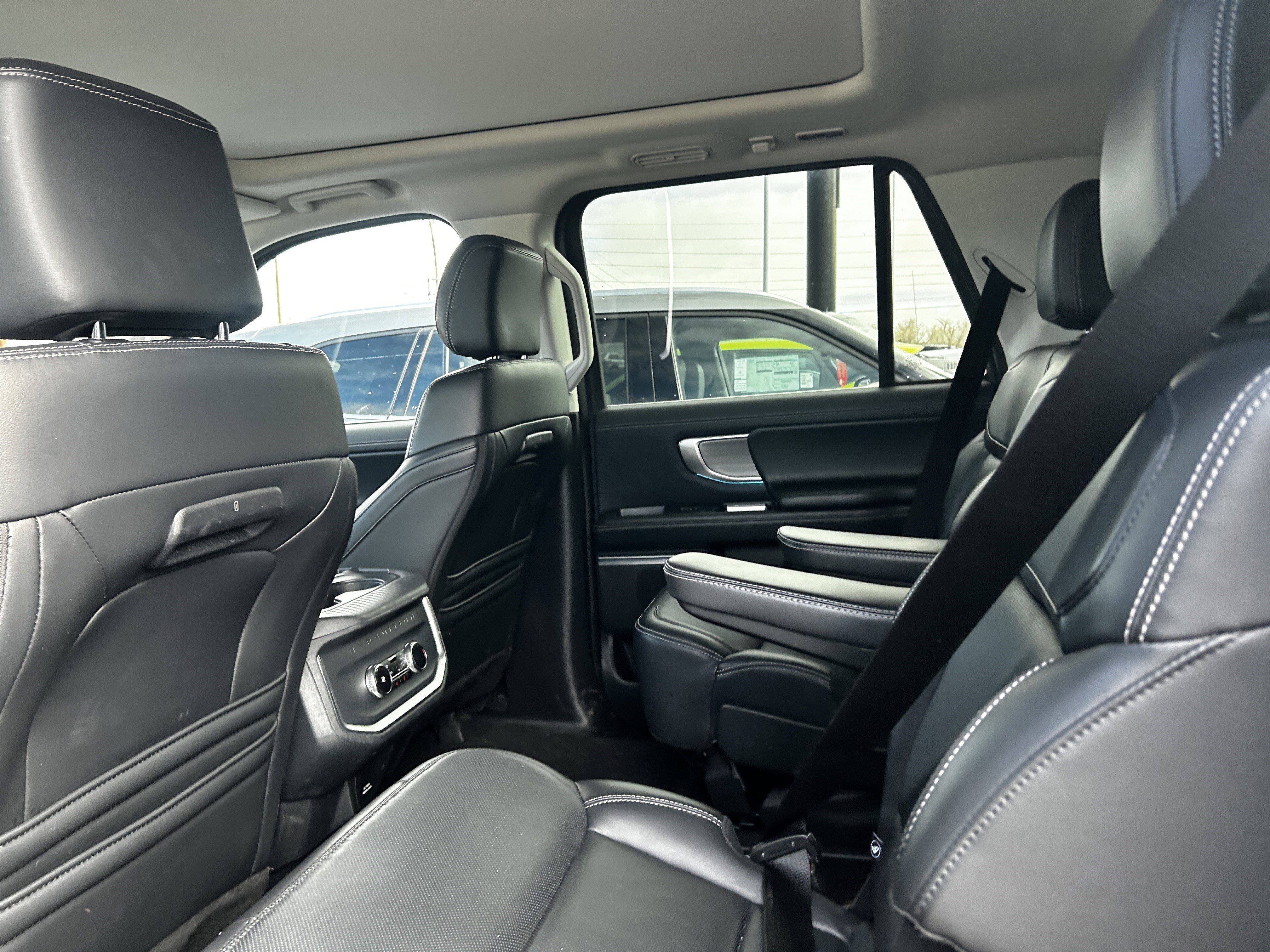 Certified 2025 Ford Expedition Platinum AWD/4WD image 11