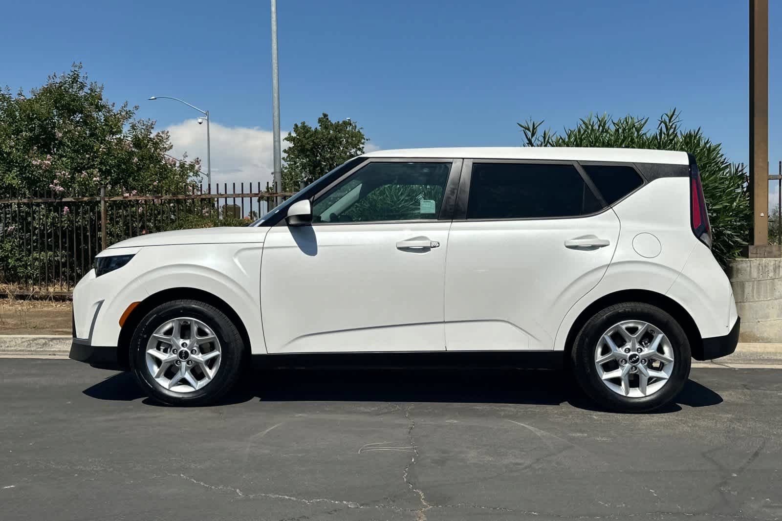Used 2023 Kia Soul LX w/ LX Technology Package FWD image 6
