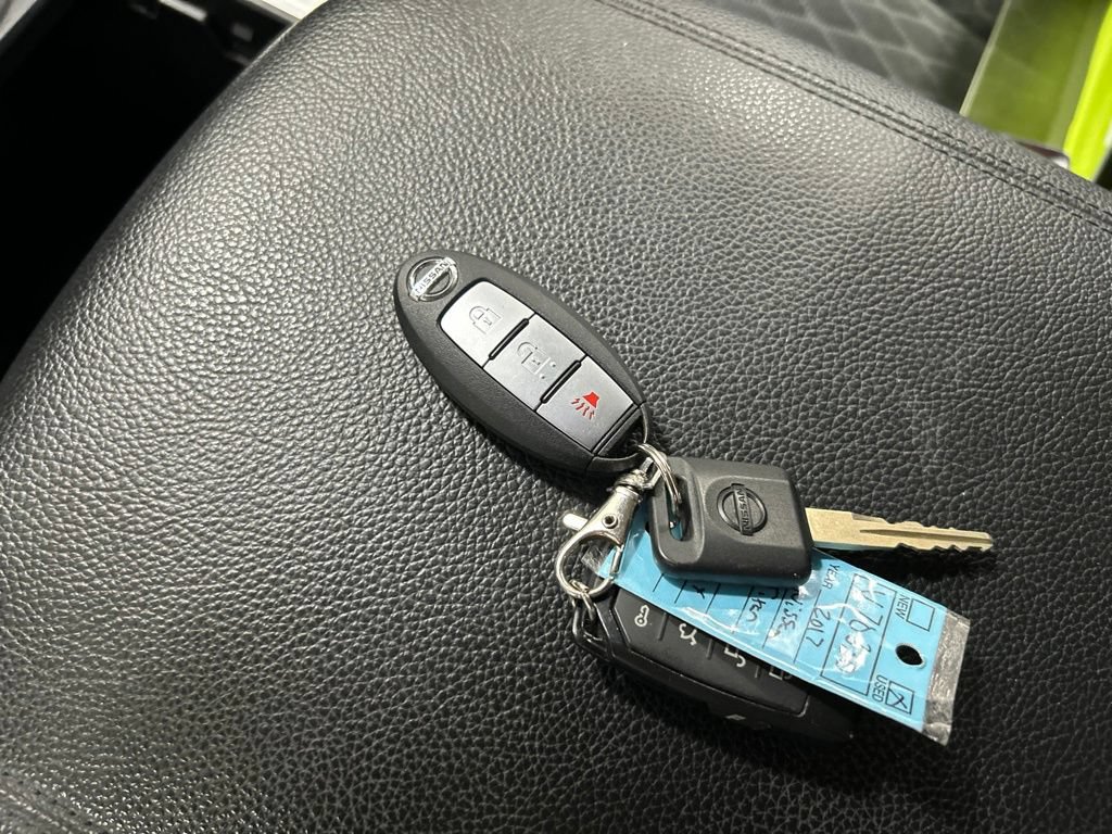 Used 2017 Nissan Titan SV AWD/4WD image 23