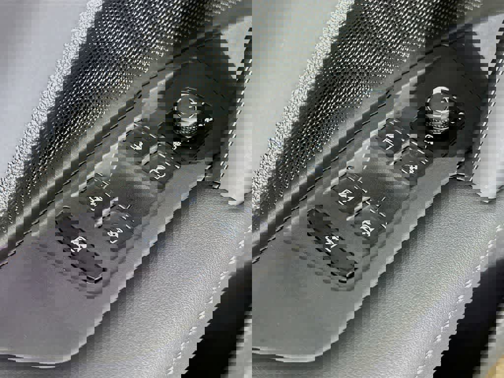 Used 2025 Volkswagen Tiguan SE R-Line image 28