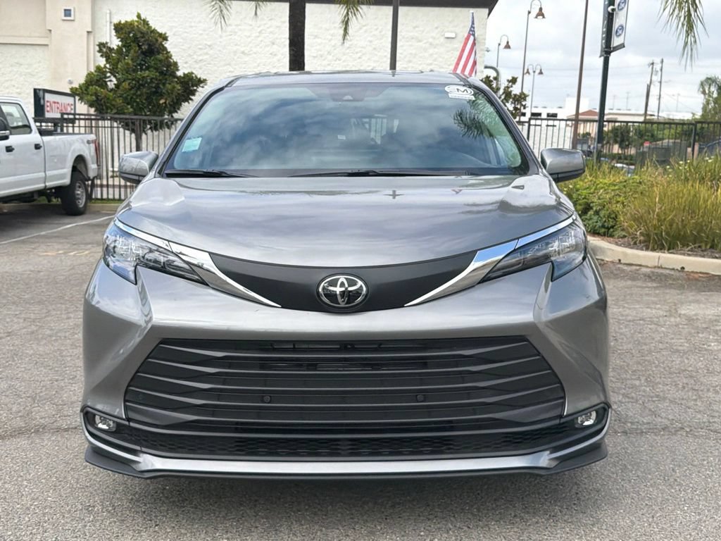Used 2026 Toyota Sienna XLE FWD image 4