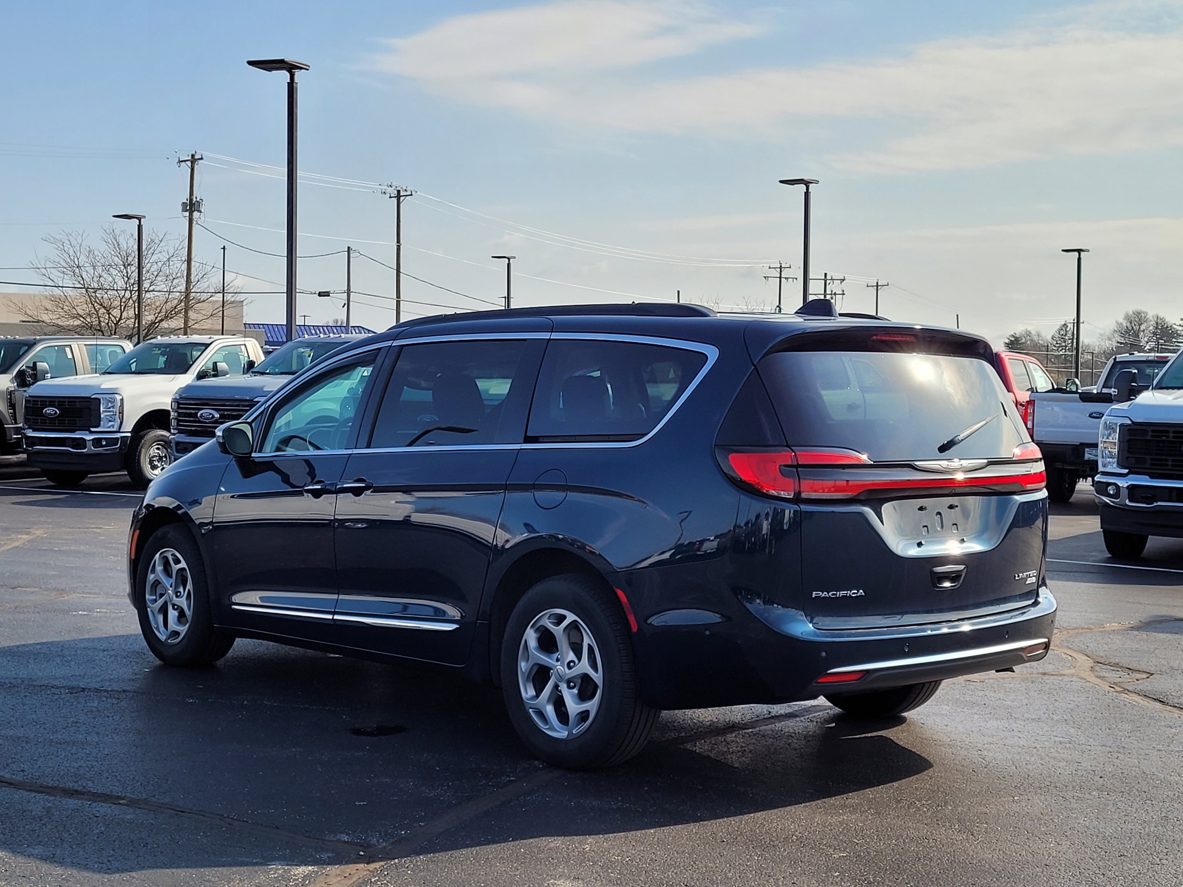 Used 2023 Chrysler Pacifica Limited image 6