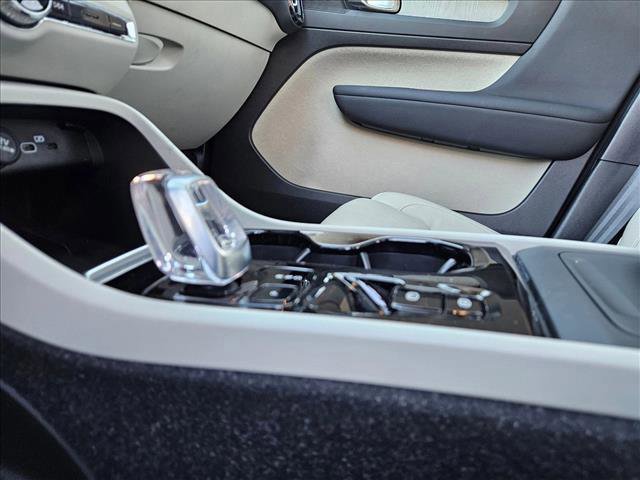 Used 2023 Volvo XC40 B5 Plus image 11