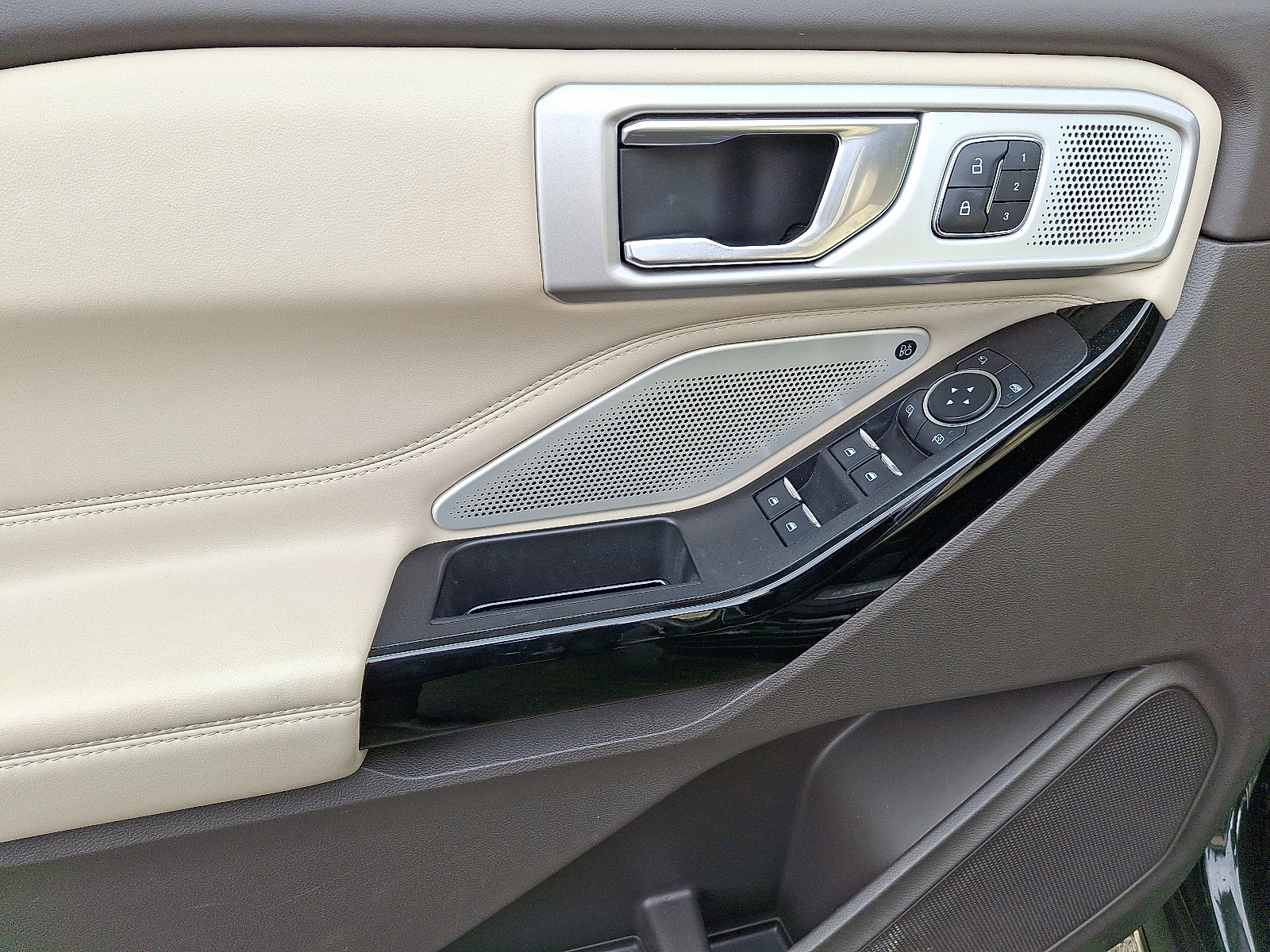 Certified 2022 Ford Explorer Platinum w/ Equipment Group 601A image 14