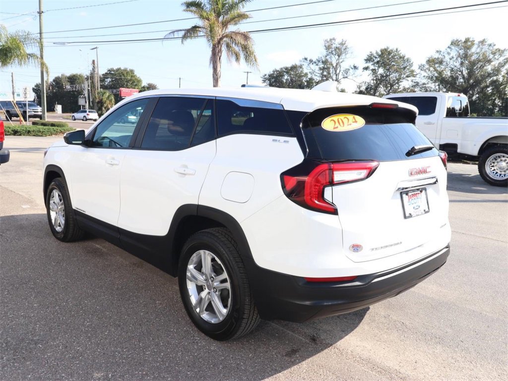 Used 2024 GMC Terrain SLE image 3