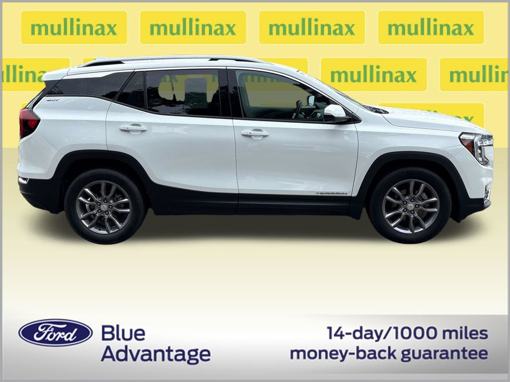 Used 2022 GMC Terrain SLT w/ Tech Package FWD image 2
