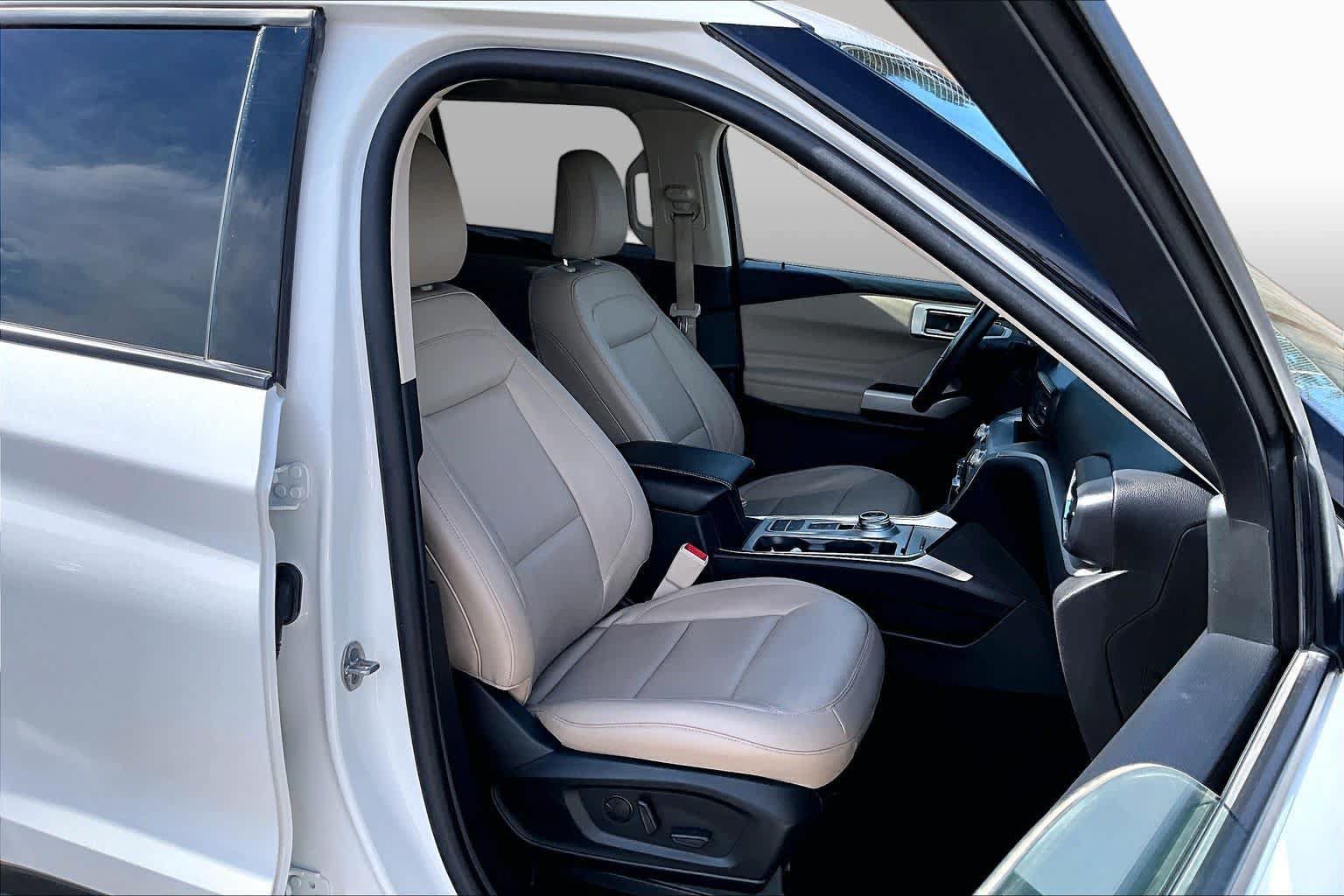 Certified 2023 Ford Explorer XLT w/ Equipment Group 202A RWD image 9