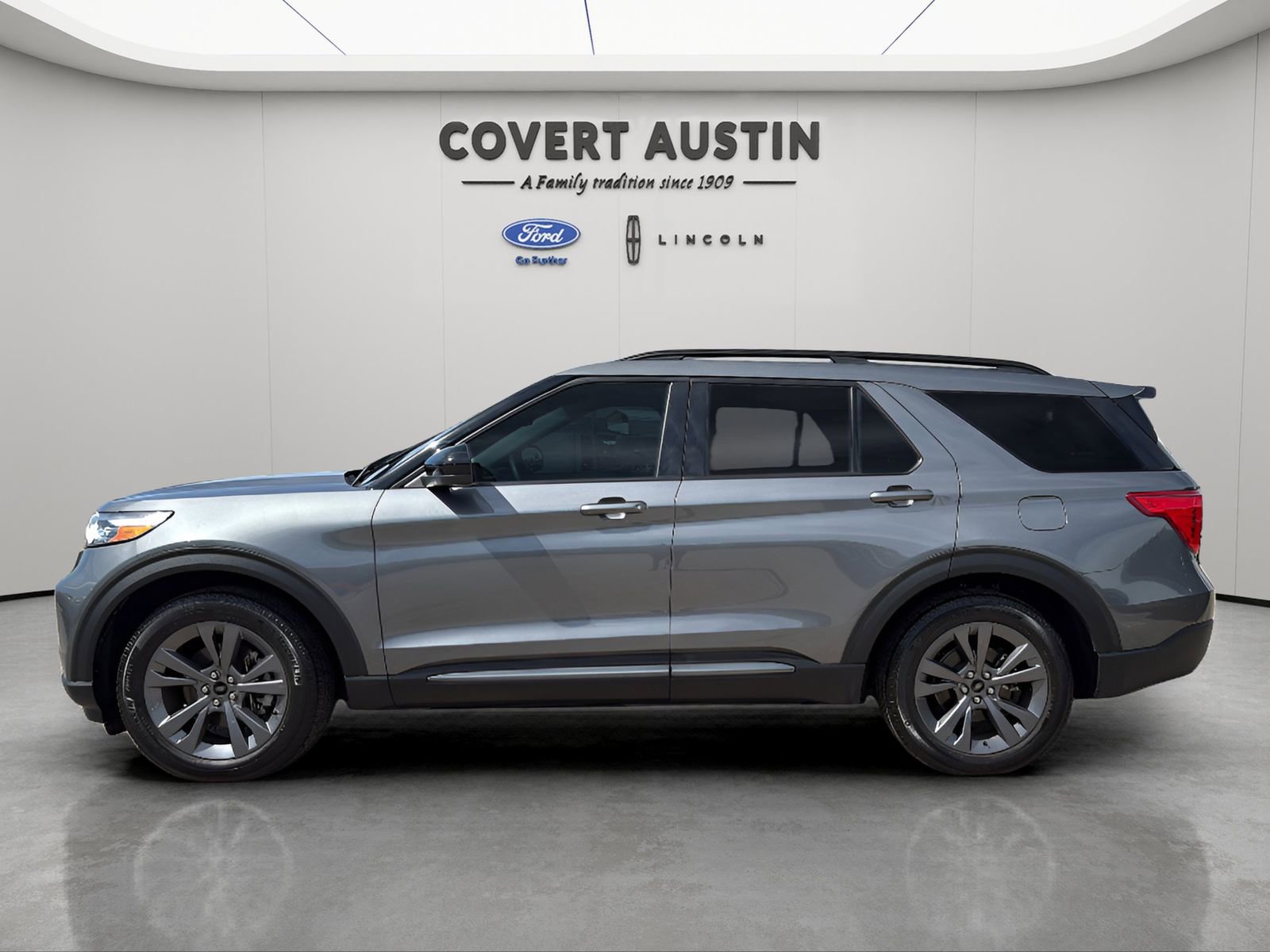 Certified 2023 Ford Explorer XLT w/ Equipment Group 202A RWD image 2