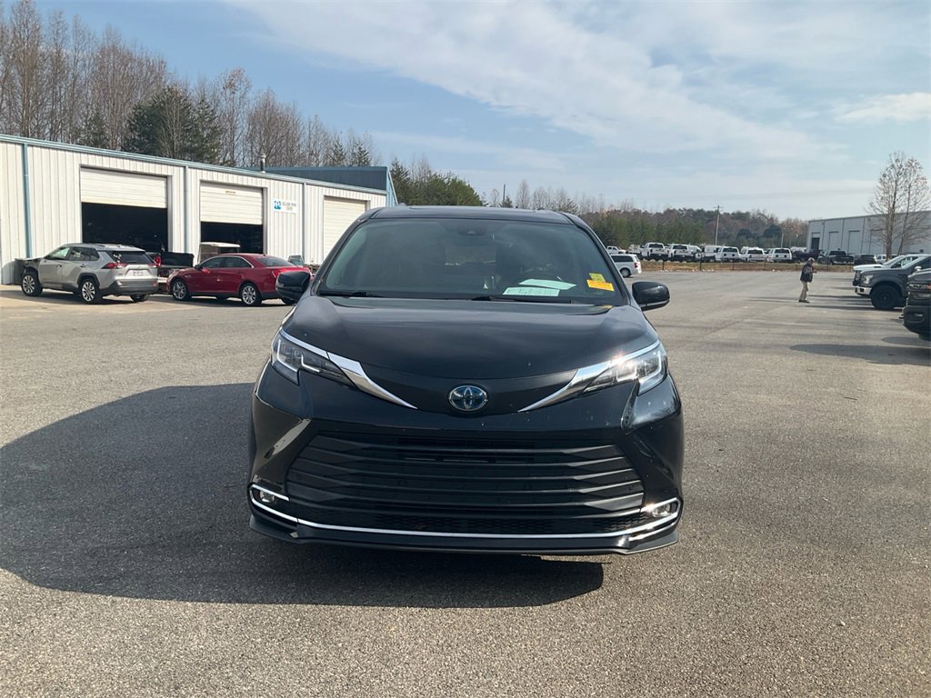 Used 2021 Toyota Sienna XLE image 2
