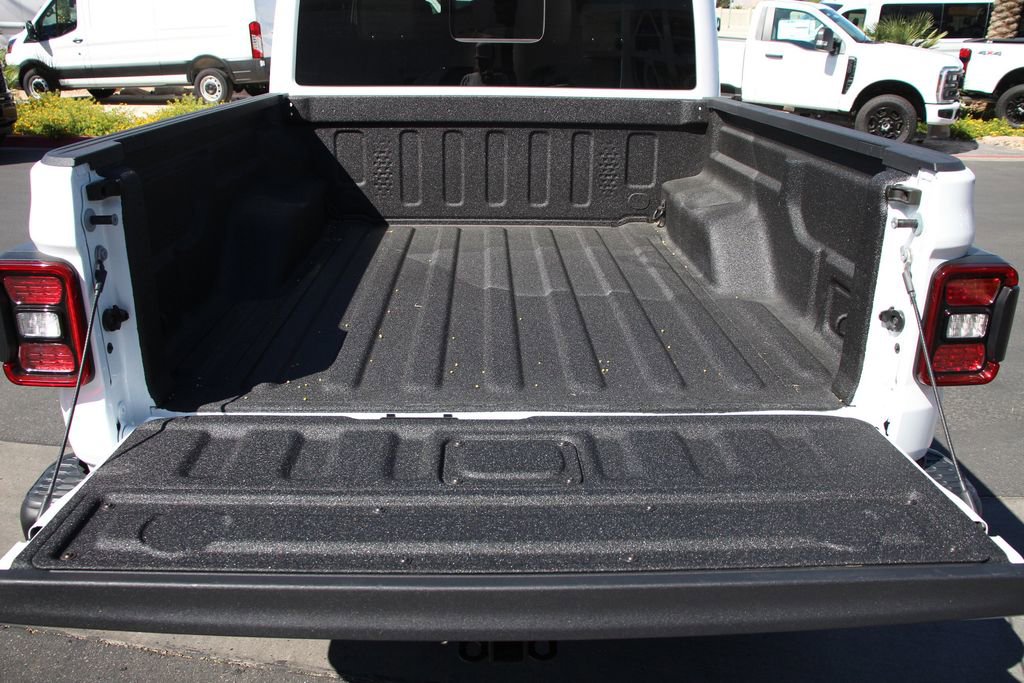 Used 2025 Jeep Gladiator Mojave AWD/4WD image 24