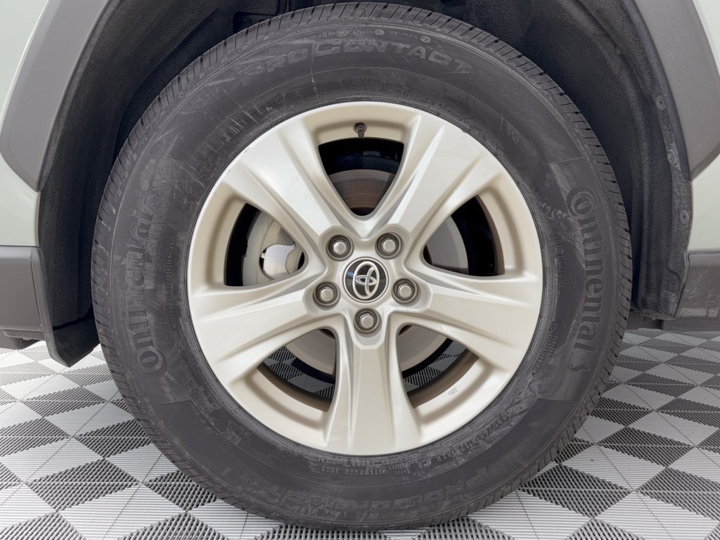 Used 2021 Toyota RAV4 XLE w/ Convenience Package AWD/4WD image 10