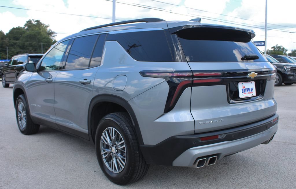 Used 2025 Chevrolet Traverse LT FWD image 7