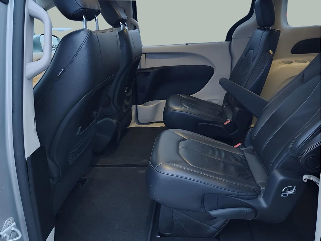 Used 2017 Chrysler Pacifica Touring-L image 25
