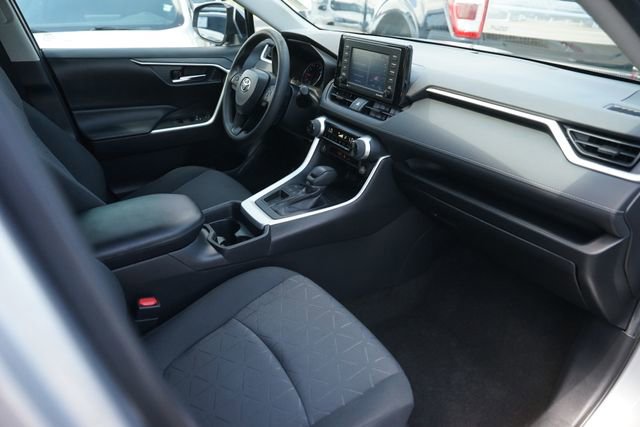 Used 2020 Toyota RAV4 XLE FWD image 17