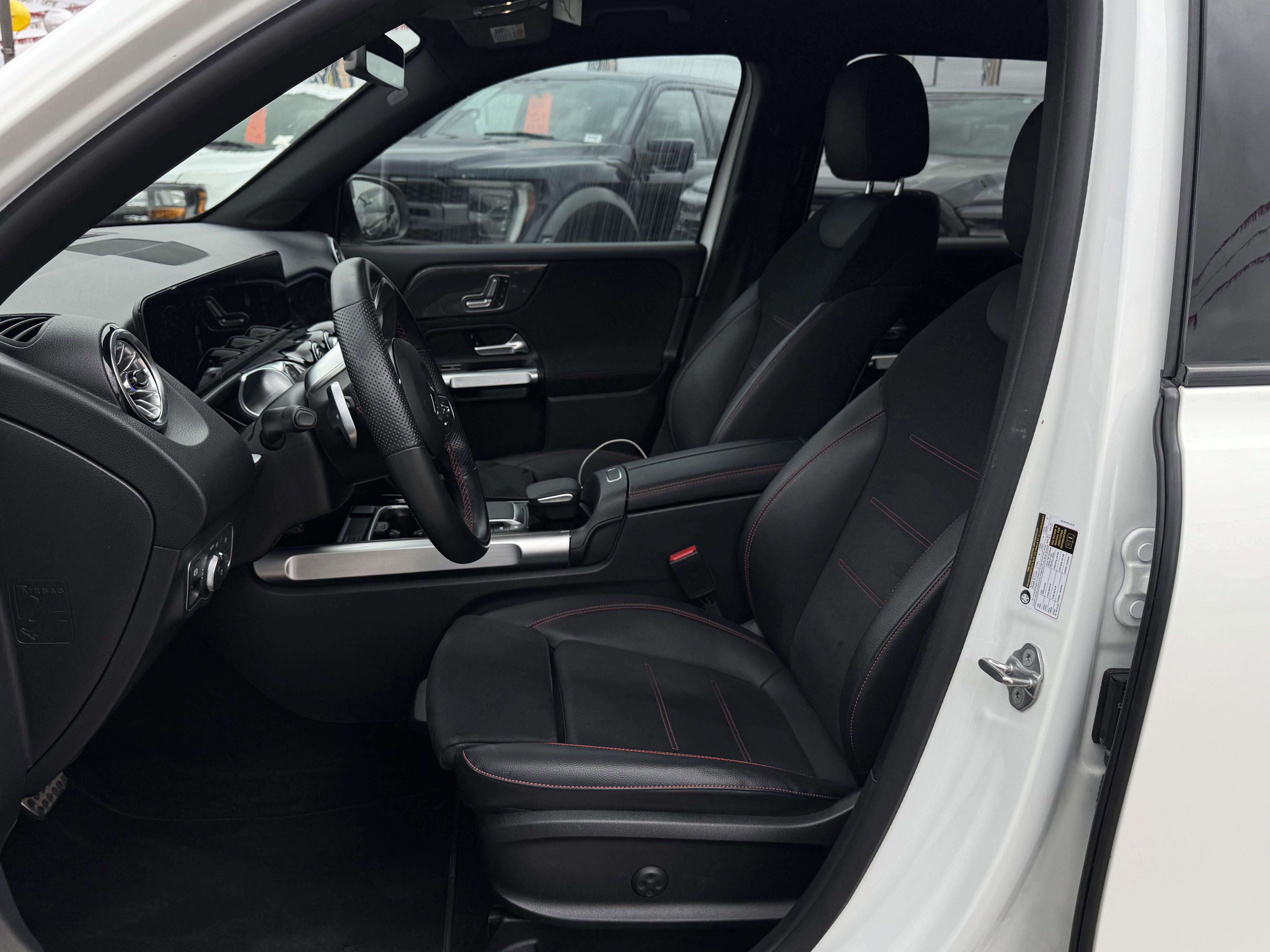 Used 2023 Mercedes-Benz GLB 250 image 16