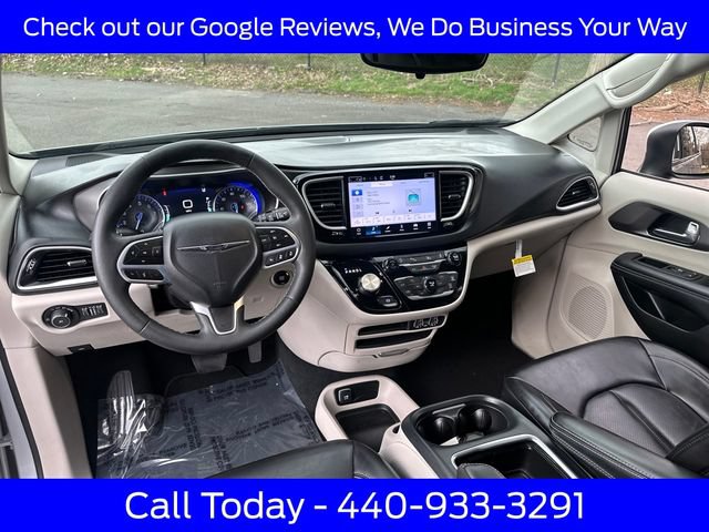 Used 2023 Chrysler Pacifica Touring-L FWD image 31
