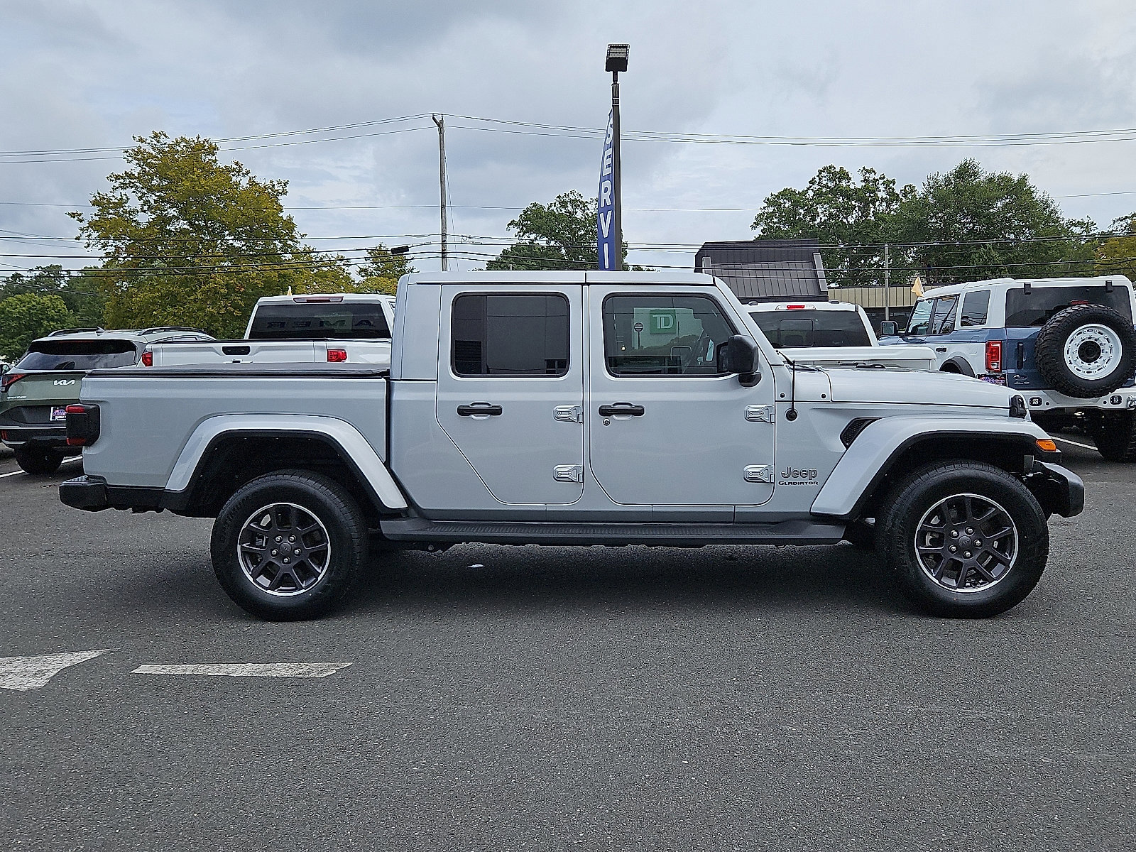 Used 2022 Jeep Gladiator Overland w/ Popular Equipment Package image 2