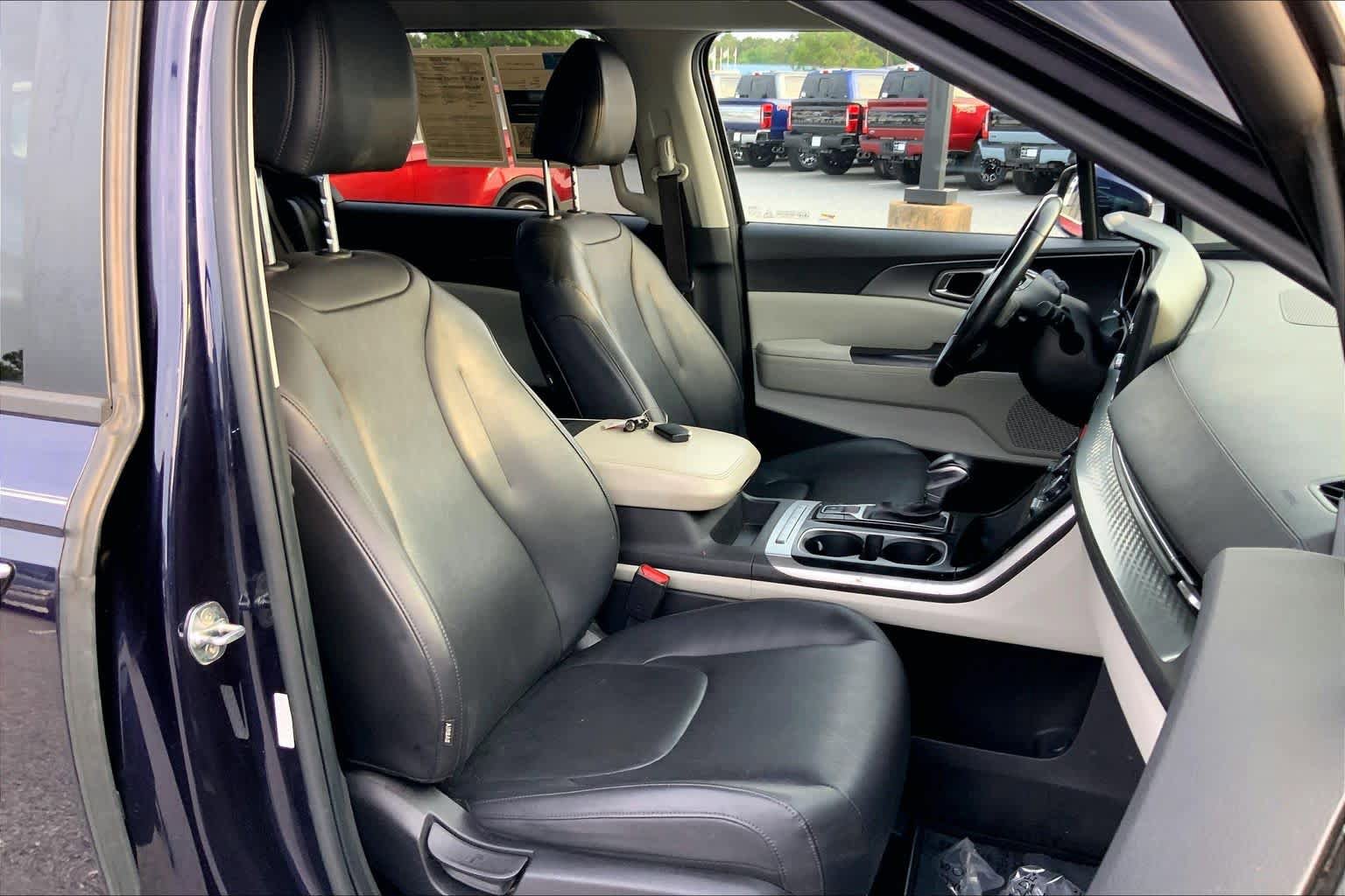 Used 2022 Kia Carnival LX FWD image 9